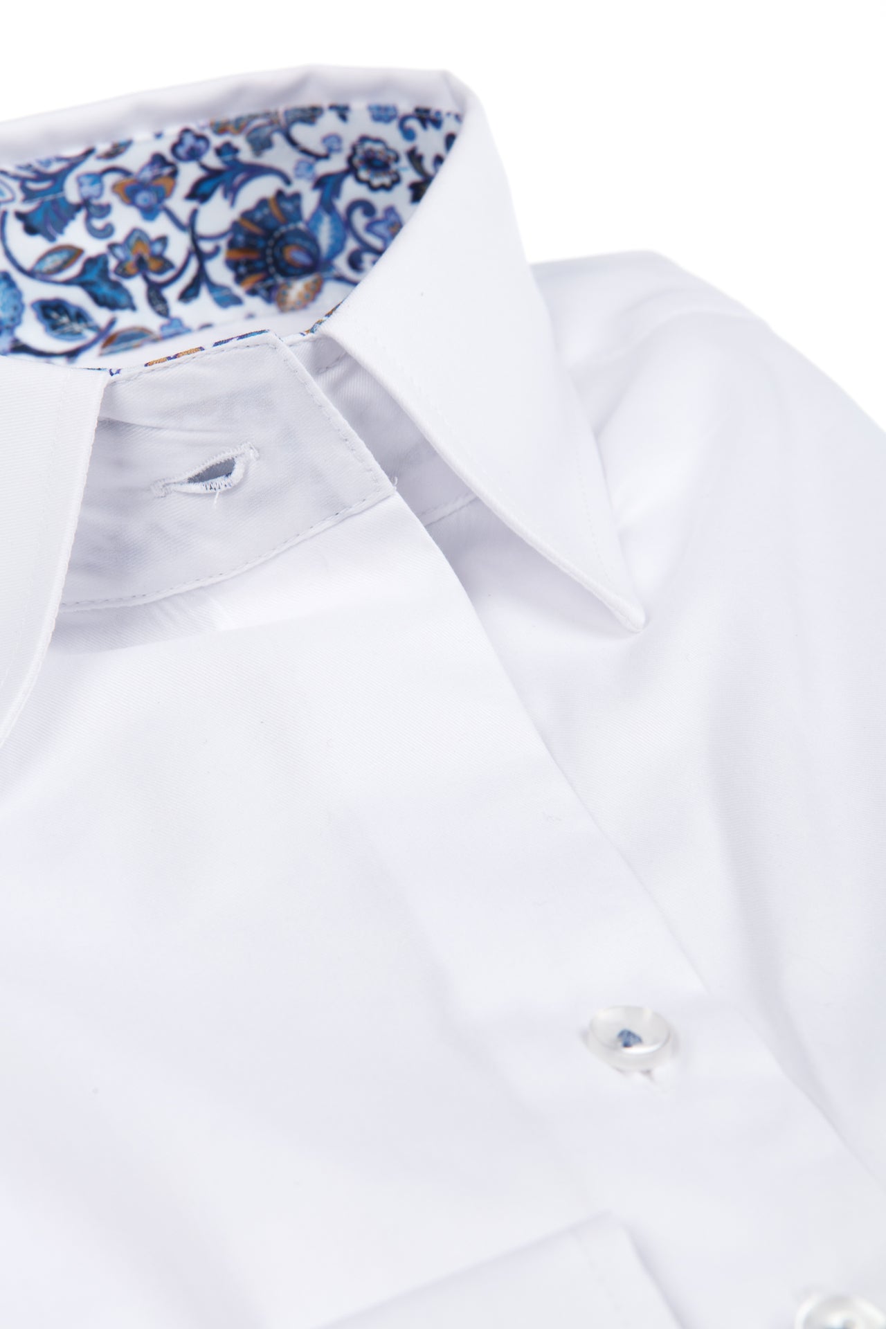 Witte bloes met blauwe paisley print